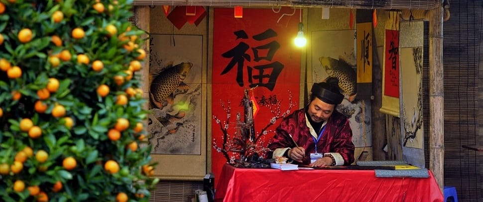 Un calligraphe en période de Tet calligraphie-vietnam
