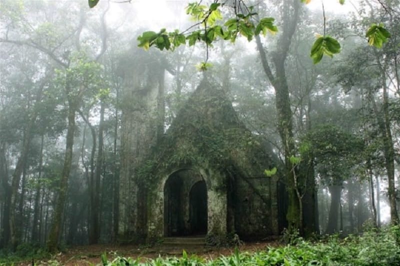 Ruines envoutantes de l'ancienne église de Ba Vi eglise_ba-vi