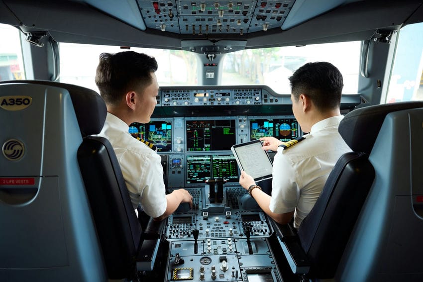 Équipage de Vietnam Airlines assurant un service à bord de qualité