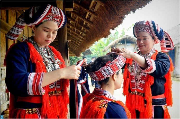 Hoang su phi femme Dao rouge 
